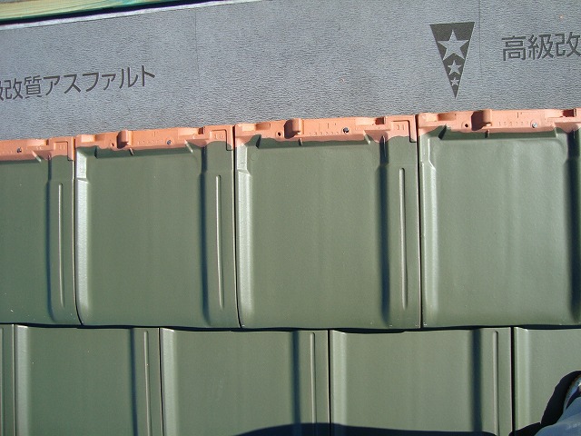 天白区で葺き替え工事を実施し、新規屋根材の平板瓦で施工を完了してく様子を解説